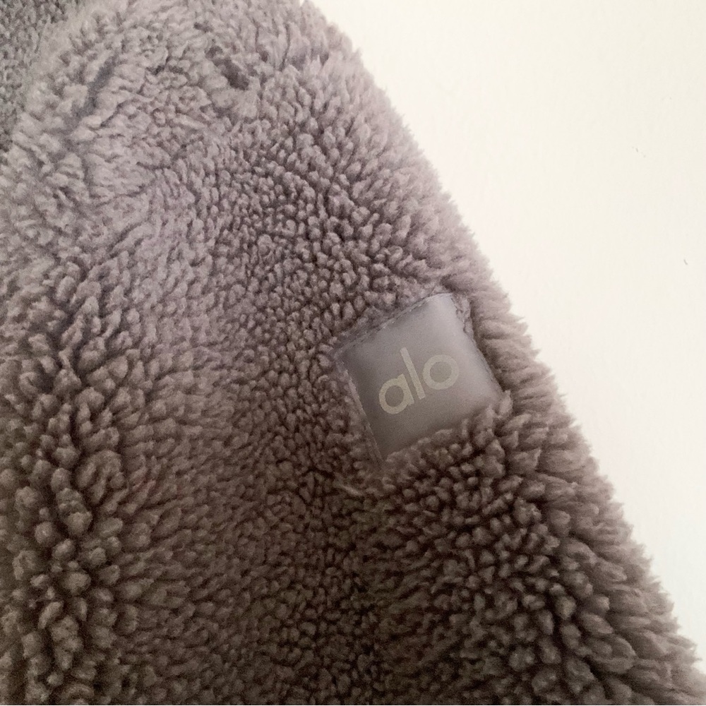 Alo Yoga Sherpa Edge Bomber Fog S - Picture 9 of 16